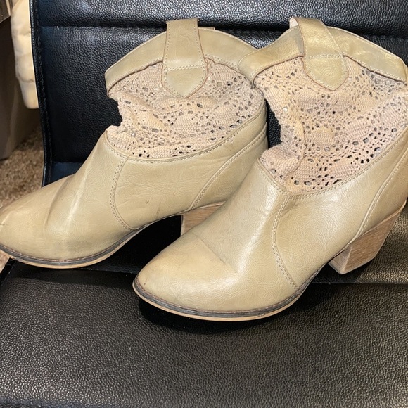 Women’s Charlie’s Albert Booties - Picture 2 of 6